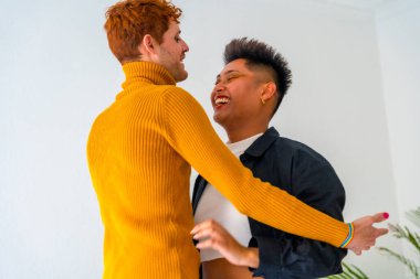 Güzel eşcinsel çift evde eğleniyor ve dans ediyor, lgbt konsepti.
