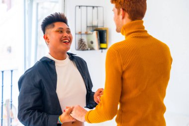 Güzel eşcinsel çift evde müzik eşliğinde eğleniyor ve dans ediyor, lgbt konsepti