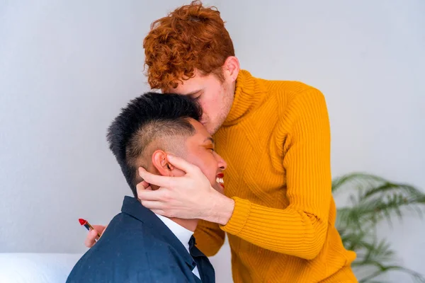美丽的同性恋夫妇化妆 亲吻在室内浪漫的家 这是个好主意 — 图库照片