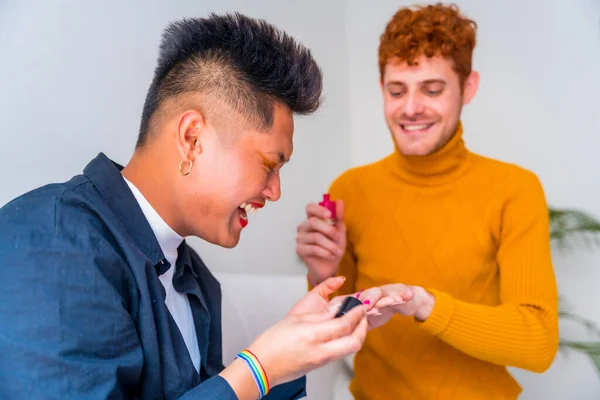 漂亮的同性恋夫妇化妆 刷指甲 在家里玩得很开心 这是个不错的概念 — 图库照片