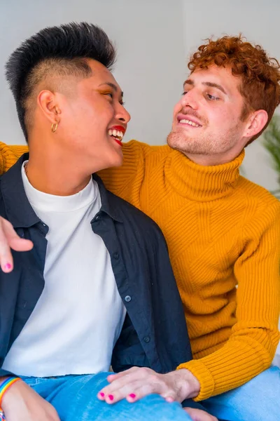 Portrait Beau Couple Gay Dans Maquillage Souriant Intérieur Maison Concept — Photo