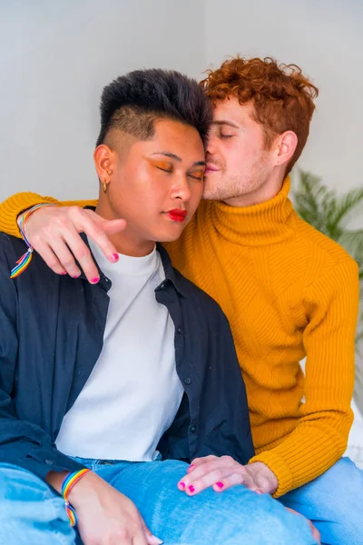 美丽的同性恋夫妇在室内化妆亲吻的肖像 在室内微笑 令人难以忍受的概念 — 图库照片