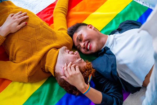 Porträt Eines Schönen Homosexuellen Paares Das Wegen Der Regenbogenfahne Hause — Stockfoto