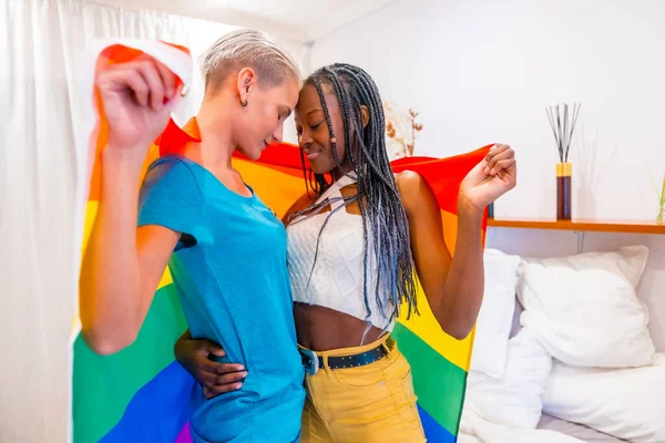 Beau Couple Lesbien Embrasser Avec Drapeau Arc Ciel Intérieur Maison — Photo