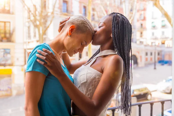 Schönes Lesbisches Paar Küsst Sich Auf Der Stirn Auf Dem — Stockfoto