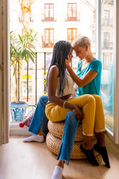 Beau Couple Lesbiennes Pose Romantique Sur Balcon Maison Concept Lgbt — Photo