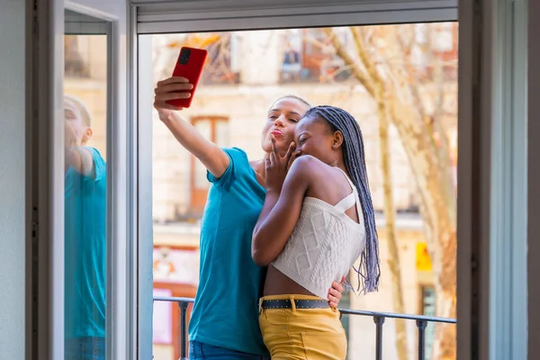 Schöne Lesbische Paar Umarmen Ein Selfie Auf Dem Balkon Hause — Stockfoto