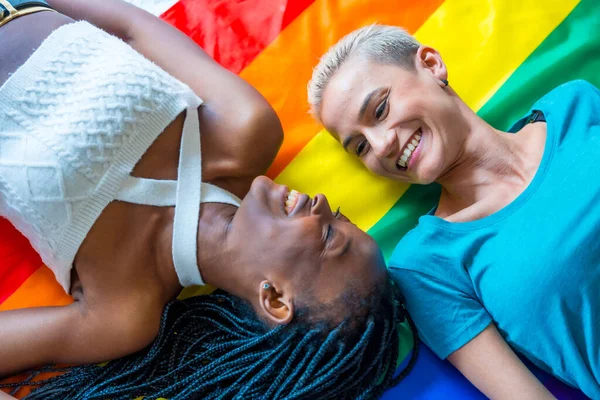 Schönes Lesbisches Paar Über Regenbogenfahne Lgbt Konzept Romantische Pose Lächelnd — Stockfoto