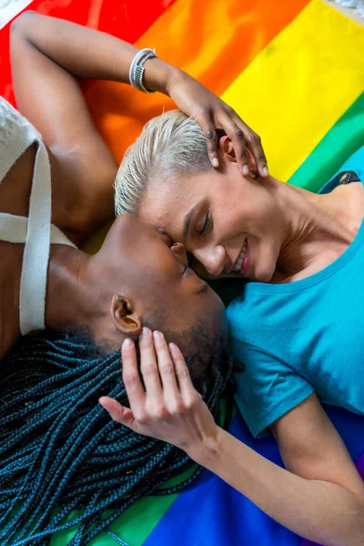 Schönes Lesbisches Paar Über Regenbogenfahne Lgbt Konzept Romantische Pose Interracial — Stockfoto