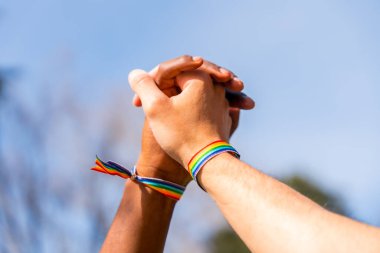El ele tutuşan çok ırklı eşcinsel bir erkek çiftin elleri, lgbt kavramı, homoseksüel güç