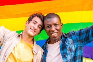 Gökkuşağı lgbt sembolü taşıyan çok ırklı eşcinsel erkek çiftin portresi