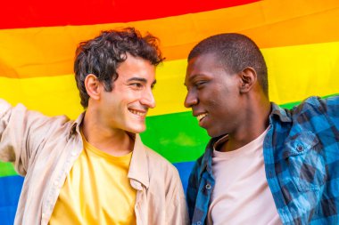 Gökkuşağı lgbt sembolü taşıyan çok ırklı eşcinsel erkek çiftin portresi