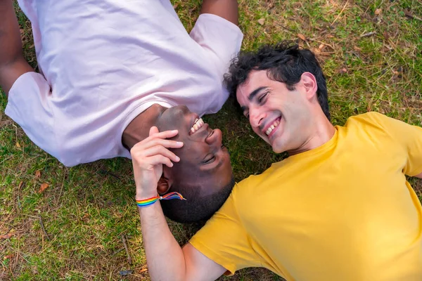 Paar Multiethnischer Männer Einem Park Lgbt Konzept Liegend Auf Dem — Stockfoto