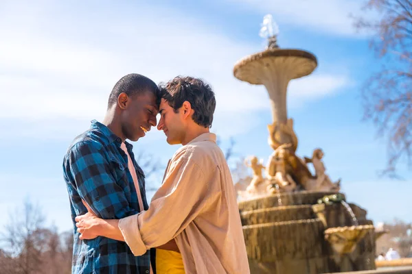 两个多种族的男人在一个城市喷泉里 一个轻浮的概念 一个浪漫的姿势 — 图库照片