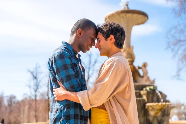 几个多种族的男人在一座城市的喷泉里 以一种浪漫的姿态出现 — 图库照片