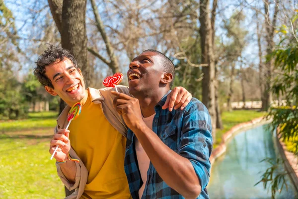 Pareja Hombres Multiétnicos Comiendo Una Piruleta Concepto Lgbt Divertirse Sonreír —  Fotos de Stock