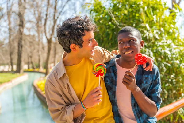 Multiétnico Gay Macho Pareja Comer Lollipop Lgbt Concepto Romántico Divertido —  Fotos de Stock
