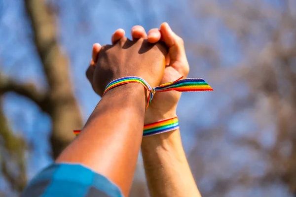 Ruce Multietnického Homosexuálního Páru Držící Ruce Koncepce Lgbt Homosexuálové — Stock fotografie