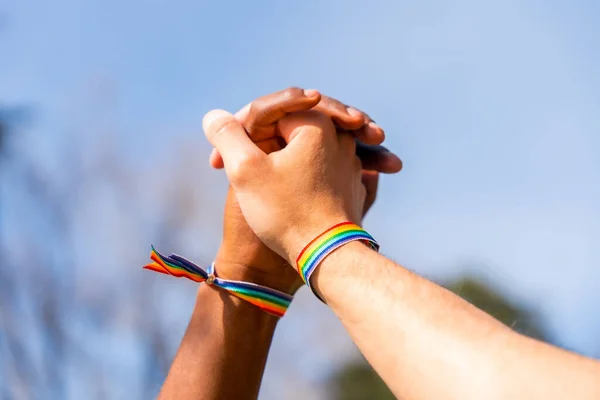 Ruce Multietnického Homosexuálního Páru Držící Ruce Koncepce Lgbt Síla Homosexuálů — Stock fotografie