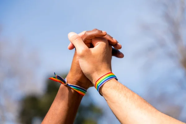 Χέρια Ενός Πολυεθνικού Ομοφυλόφιλου Ζευγαριού Που Κρατιούνται Χέρι Χέρι Έννοια — Φωτογραφία Αρχείου