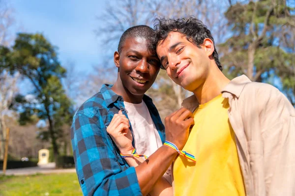 Porträt Eines Multiethnischen Homosexuellen Männlichen Paares Auf Einem Romantischen Spaziergang — Stockfoto