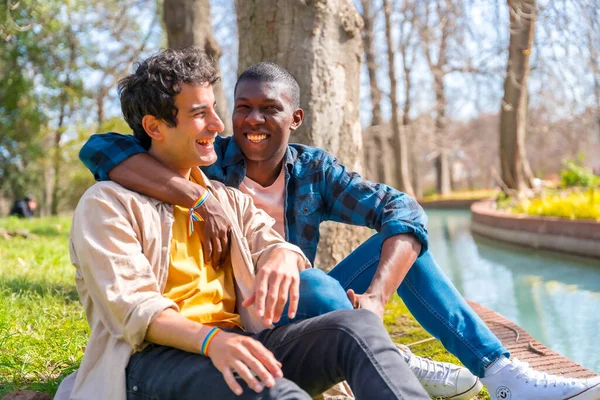 Couple Hommes Gays Multiethniques Parlant Tranquillement Dans Parc Concept Lgbt — Photo