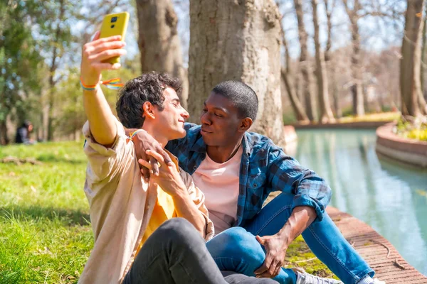 Selfie Una Pareja Gay Multiétnica Hablando Parque Junto Río Concepto —  Fotos de Stock