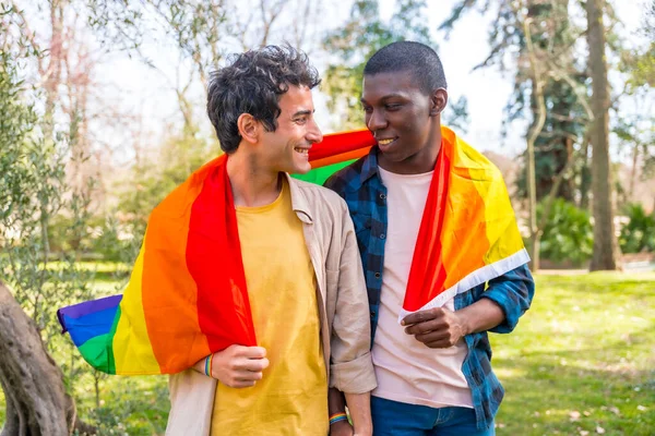 Multiethnische Homosexuell Männliche Paar Mit Einem Regenbogen Lgbt Symbol Flagge — Stockfoto