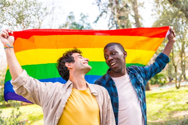 Multiétnico Gay Masculino Casal Segurando Arco Íris Lgbt Símbolo Bandeira — Fotografia de Stock