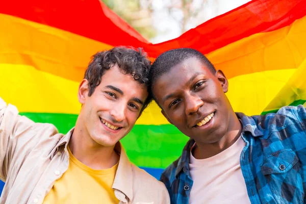 Porträt Eines Multiethnischen Homosexuellen Männlichen Paares Mit Einer Regenbogenfahne Romantischer — Stockfoto