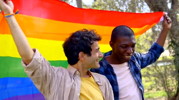 Pasangan Pria Gay Multietnis Memegang Bendera Lgbt Pelangi Pose Romantis — Stok Video