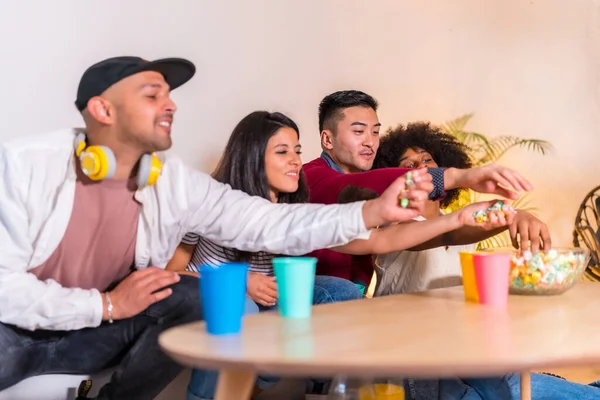 Group Portrait Multiethnic Friends Eating Popcorn Drinking Soda Sofa Eating — Stock Photo, Image