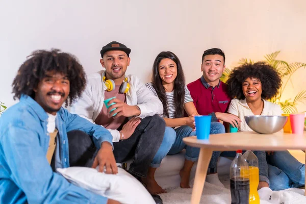 Group Portrait Multiethnic Friends Eating Popcorn Drinking Soda Sofa Smiling — Stock Photo, Image