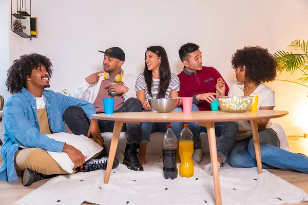 Group Portrait Multiethnic Friends Eating Popcorn Drinking Soda Sofa — стоковое фото