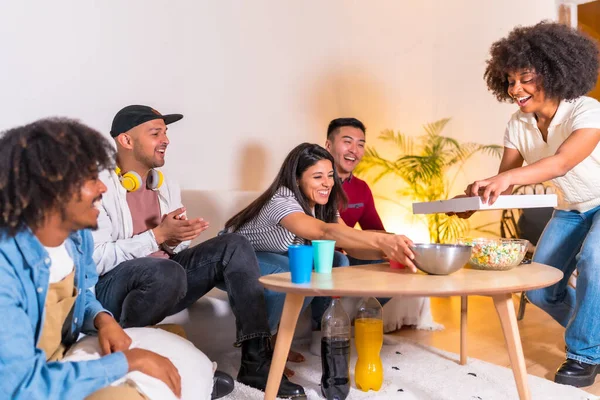 Group Multi Ethnic Friends Sofa Eating Pizza Drinking Soft Drinks — Stock Photo, Image