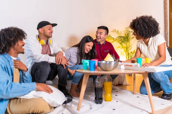 Gruppe Multiethnischer Freunde Auf Einem Sofa Pizza Essen Und Limonade — Stockfoto