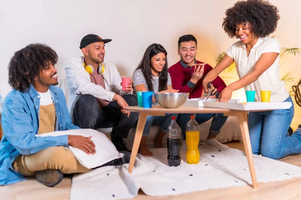 Group Multiethnic Friends Sofa Eating Pizza Drinking Soft Drinks Home — Stock Photo, Image