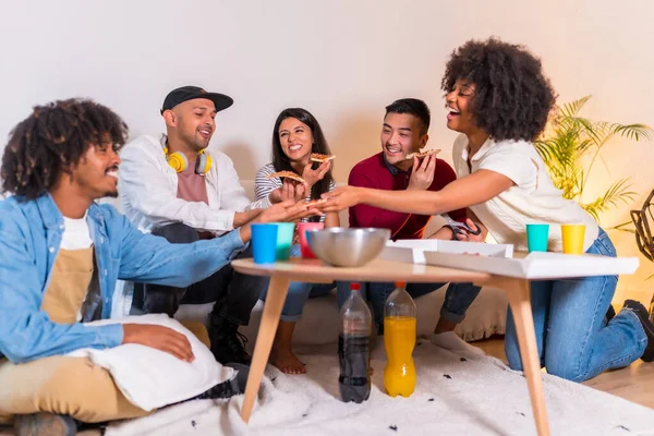 Gruppe Multiethnischer Freunde Auf Einem Sofa Beim Pizza Essen Und — Stockfoto