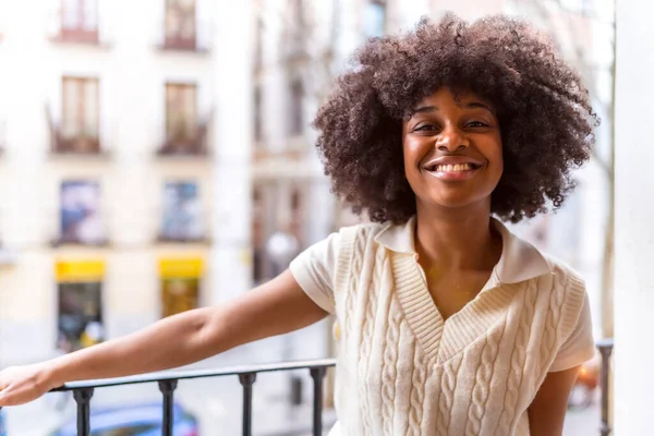 Porträt Einer Jungen Schwarzen Ethnischen Frau Mit Afrohaaren Auf Einem — Stockfoto