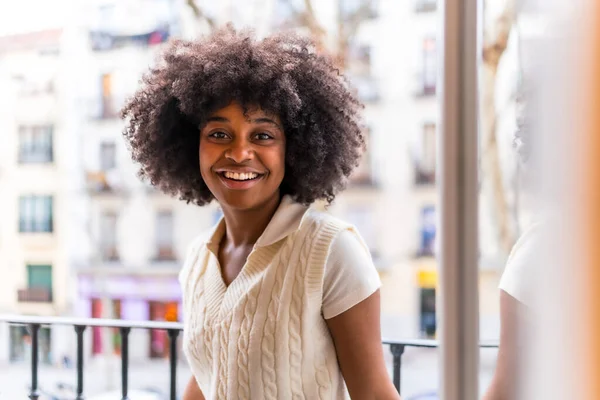 Porträt Einer Jungen Schwarzen Ethnischen Frau Mit Afrohaaren Auf Einem — Stockfoto