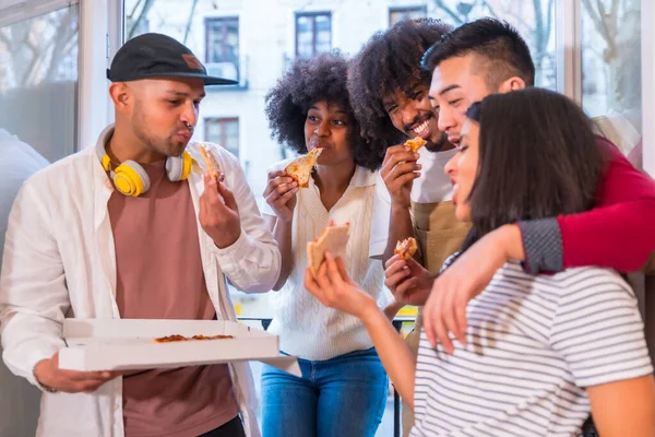 Gruppe Von Freunden Die Hause Auf Der Terrasse Pizza Essen — Stockfoto