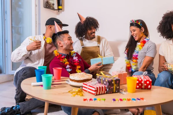 Group Friends Birthday Party Sofa Home Smiling Delivering Gifts — Stock Photo, Image