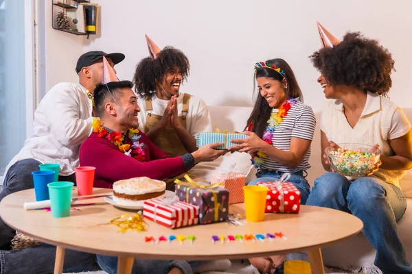 Group Friends Birthday Party Sofa Home Smiling Delivering Gifts Surprising — Stock Photo, Image