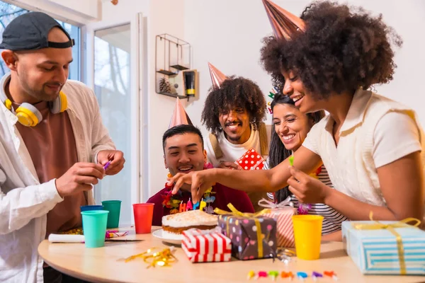 Multi Ethnische Freundesgruppe Bei Einer Geburtstagsfeier Auf Dem Heimischen Sofa — Stockfoto