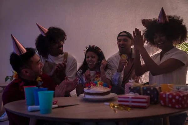 Wieloetniczna Grupa Przyjaciół Przyjęciu Urodzinowym Kanapie Domu Tortem Prezentami Bijąca — Zdjęcie stockowe