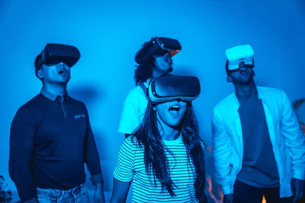Csoport Fiatalok Szemüveg Egy Virtuális Valóság Játék Egy Kék Fény — Stock Fotó