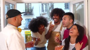 Evdeki terasta pizza yiyen bir grup arkadaş, öğle ya da akşam yemeği, yaşam tarzı, kutudan lezzetli bir pizza dağıtıyorlar.