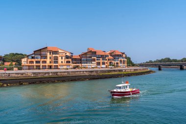 Fransız Bask Bölgesi sahilindeki Capbreton köyü, Fransa 'da balığa giden bir tekne.