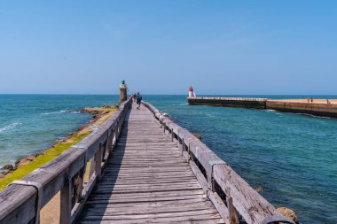Fransız Bask Bölgesi kıyısındaki Capbreton köyü, tahta yaya köprüsü, Fransa