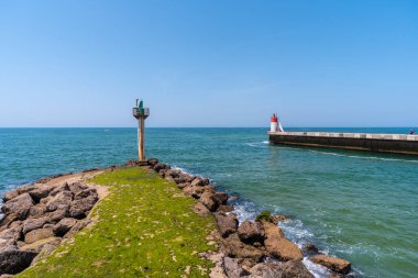 Fransız Bask Bölgesi sahilindeki Capbreton köyü, yaya köprüsü deniz feneri, Fransa